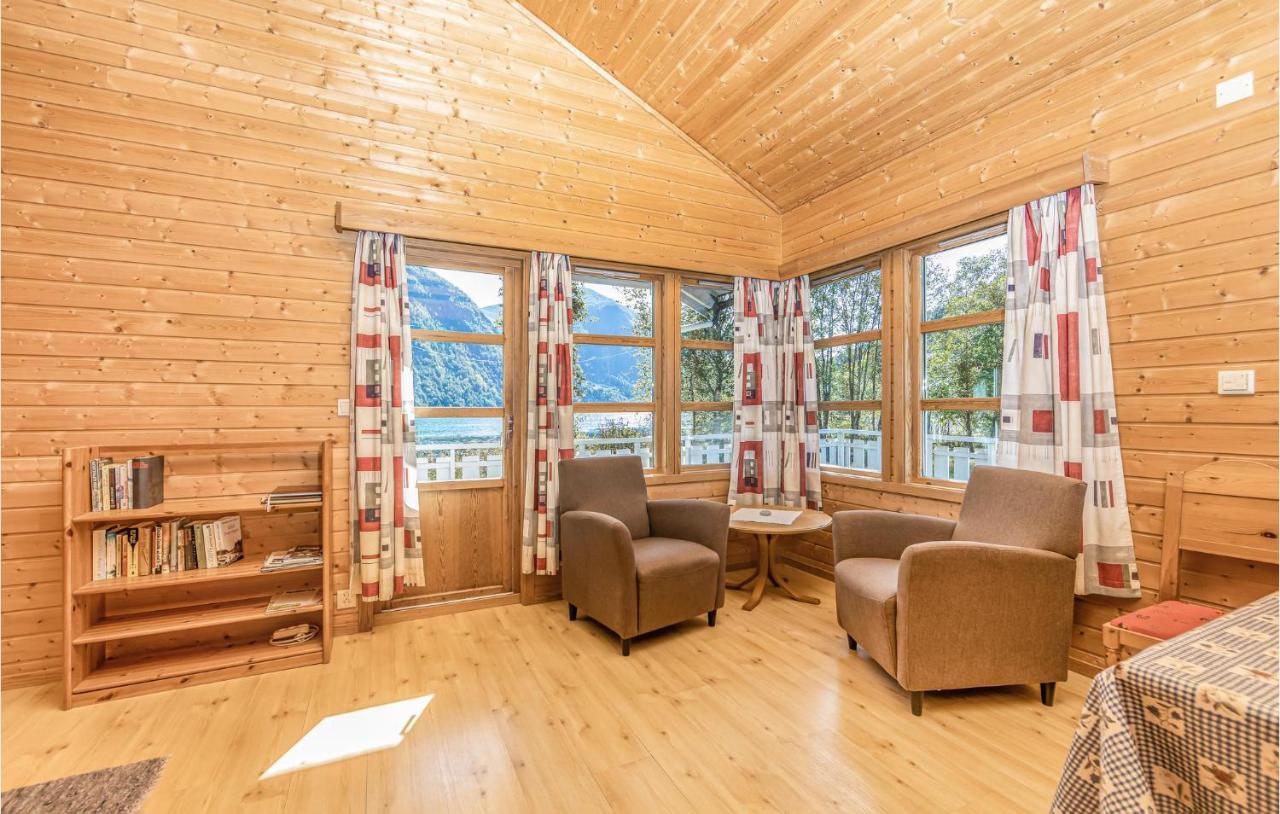Cozy Home In Fjaerland With House A Mountain View Eksteriør bilde